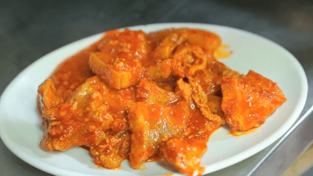 접시에 담기는 제육볶음