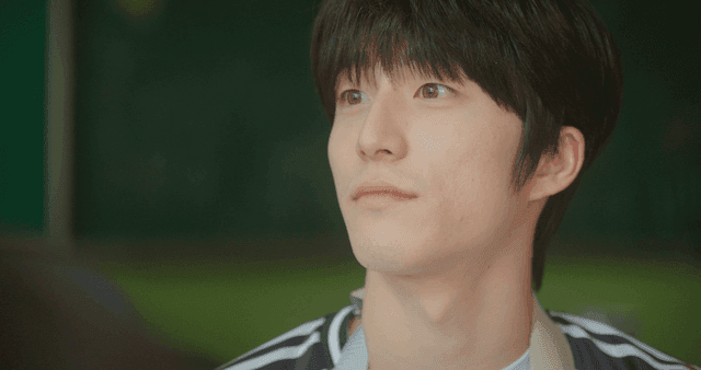 대화에 집중하는 남학생