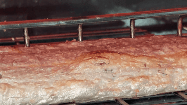 오븐에서 노릇하게 구워지는 갈치