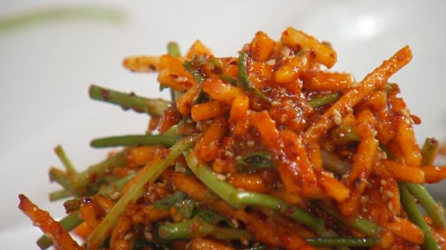 매콤하고 새콤하게 양념된 사과 미나리 무침