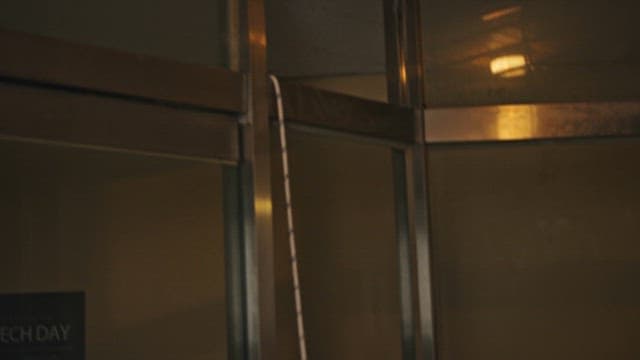 밤의 어두운 도시 건물 입구와 계단