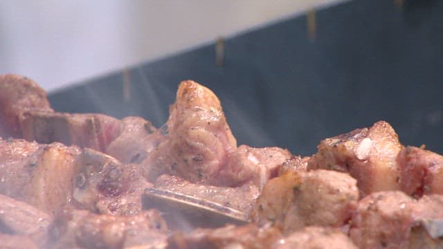 숯불 위에서 구워지는 육즙 가득한 양고기 샤슬릭