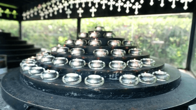 야외에서 켜진 촛불