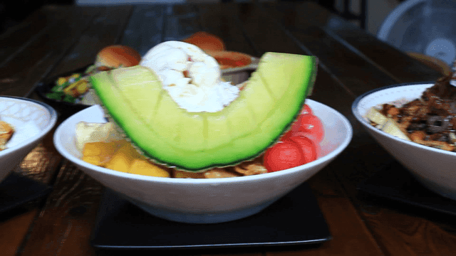 테이블 위의 다양한 빙수 디저트