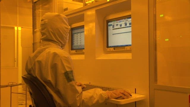 실험실에서 장비를 조작하는 기술자