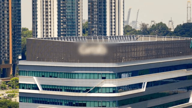 도시 배경의 현대적인 사무실 건물