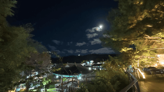 달빛 아래 한국 전통 정자