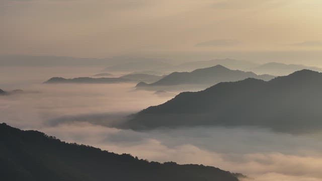 새벽 안개 낀 산봉우리