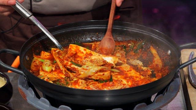 진한 빨간 소스의 짜박두부
