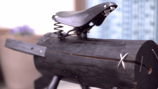 자전거 안장이 달린 나무 조각품