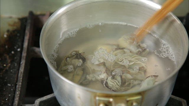 Boiling oysters in a pot