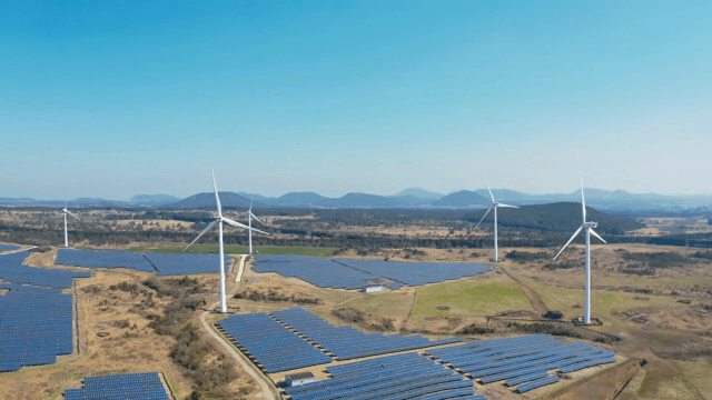 들판의 풍력 터빈과 태양광 패널