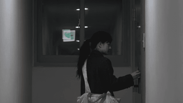 집으로 들어가는 여성