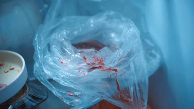 냉장고 안의 고기와 붉은 액체가 든 비닐봉지