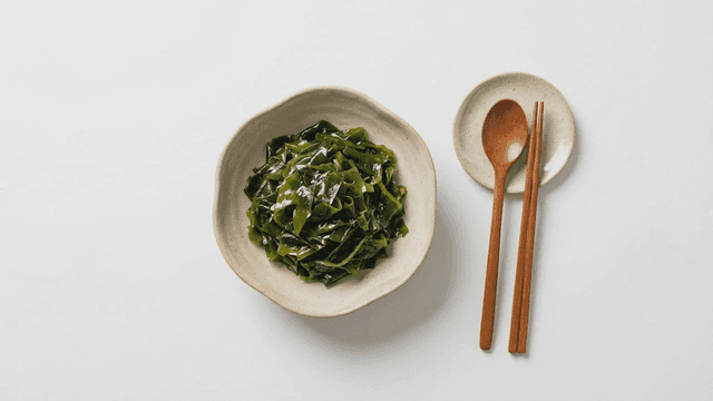 Fresh seasoned seaweed and tableware