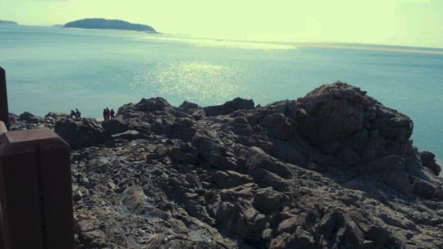 햇빛 아래 바위 해안선 탐험