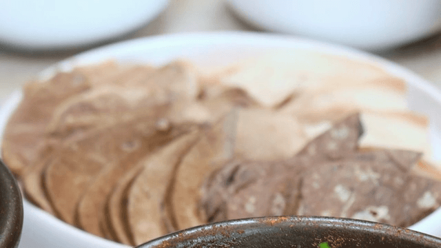 테이블에 서빙되는 순대