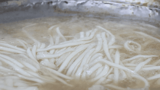 냄비에서 끓고 있는 닭칼국수