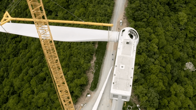 산 위의 풍력 터빈 건설 현장