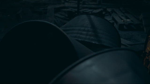 새카맣게 타버린 화재현장을 돌아보는 사람