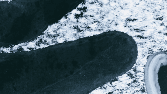 얼어붙은 물 위 얼음과 눈 무늬