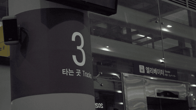 엘리베이터가 있는 기차역 플랫폼