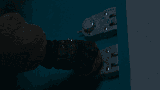 문에 여러 잠금장치를 잠구는 사람