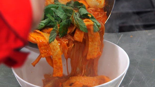 Put the spicy tteokbokki with perilla leaves in a bowl