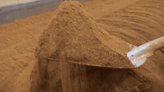 갈색 흙을 가득 퍼내는 삽