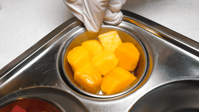 식판에 올리는 작게 자른 망고