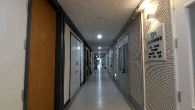 현대 건물의 조용한 회사 복도