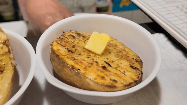 버터를 올린 구운 감자