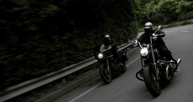 숲길을 달리는 오토바이 운전자들