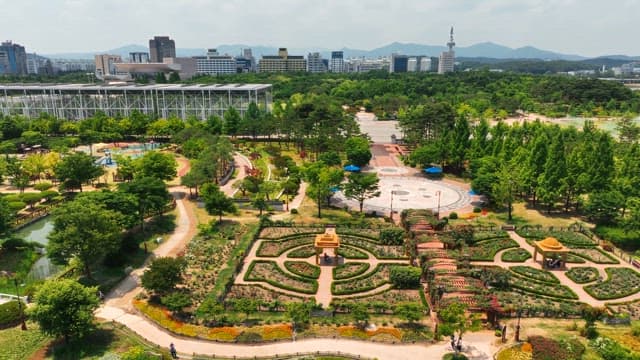 정원이 있는 도시 공원의 항공 뷰