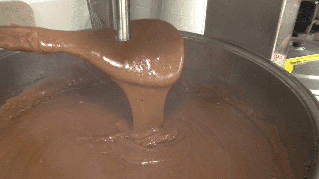 주걱에서 흘러내리는 갈색 소스