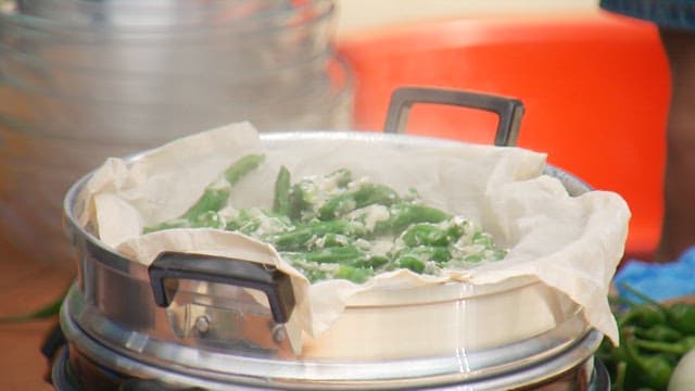 김이 모락모락 나는 찜기에서 요리되는 꽈리고추