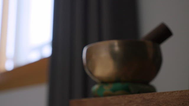 창가의 테이블 위에 놓인 싱잉볼