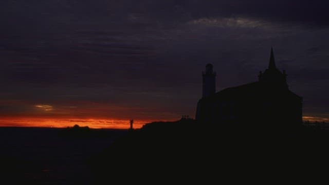 고요한 성당 세트장이 있는 바닷가 하늘을 물들이는 노을