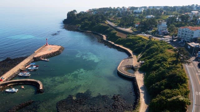 등대와 배가 있는 해안 풍경