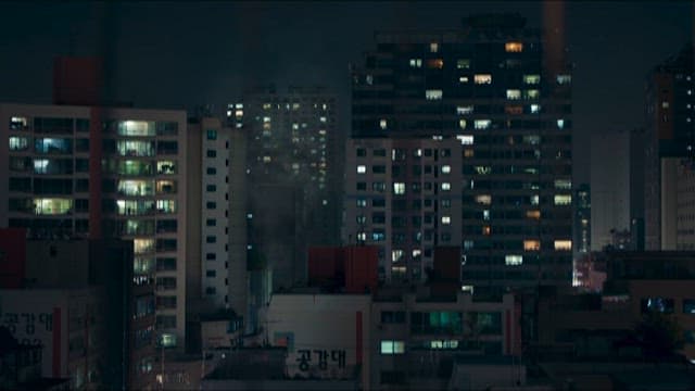 주택가 아파트가 보이는 옥상 위에 떨어진 옷