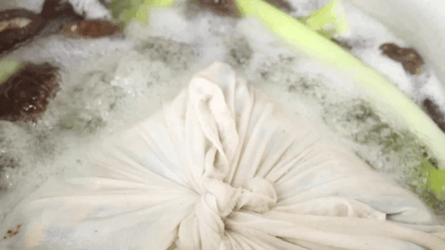 냄비에서 끓고있는 각종 재료가 들어간 육수