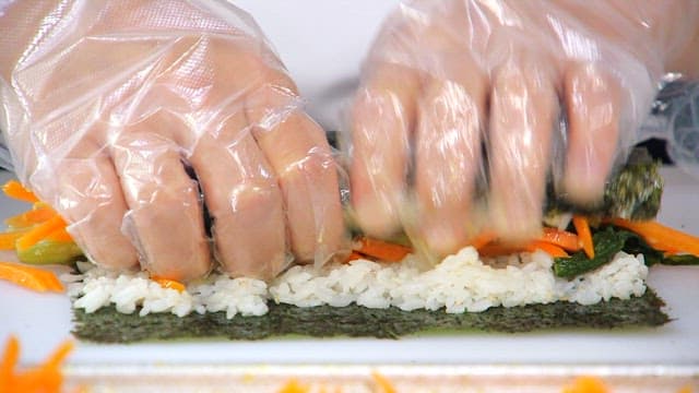 당근을 넣은 김밥을 말고 있는 손