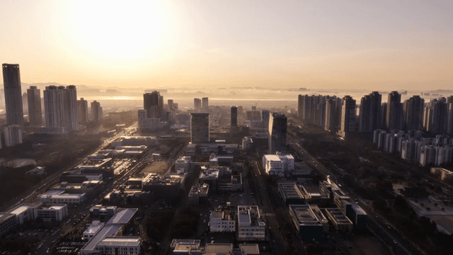 현대 도시 스카이라인 위의 일출