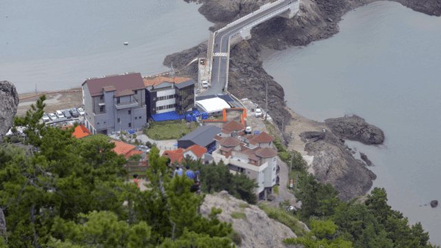 다리와 건물이 있는 해안 마을