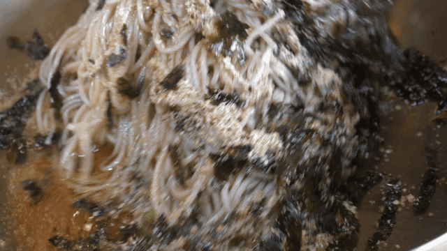 김과 함께 비벼진 들기름 메밀 막국수