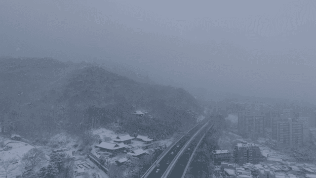 산과 도로가 있는 눈 덮인 도시 풍경