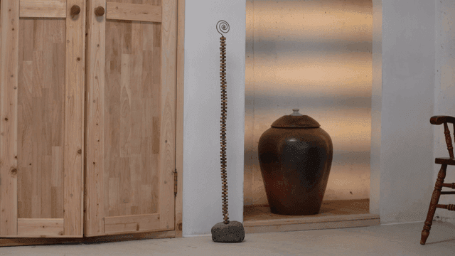 전통 항아리와 나무 장식