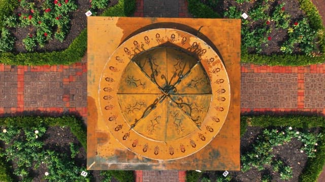 노란 해시계 지붕이 보이는 아름다운 정원