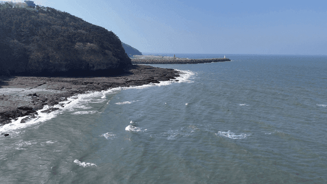 잔잔한 파도가 있는 바위 해안선