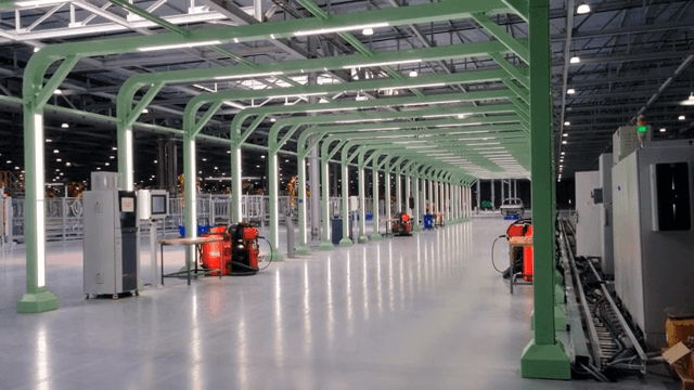 넓고 현대적인 공장 내부
